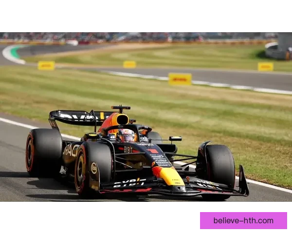 梅赛德斯与红牛新赛季策略对决引发F1车迷热议